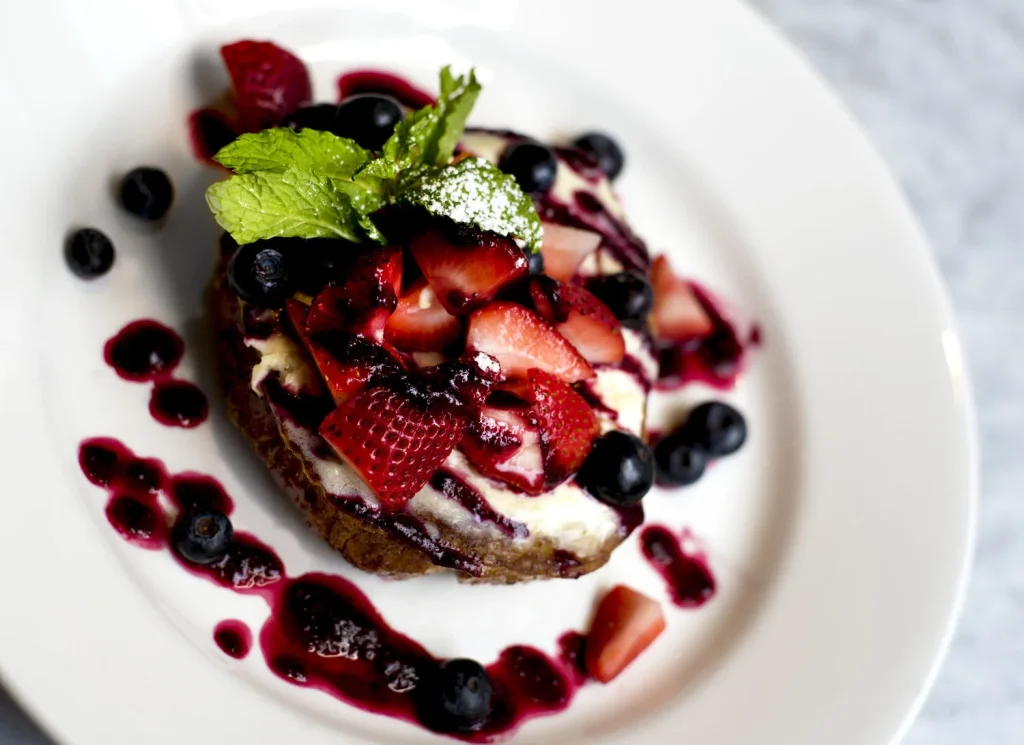 French toast with berries