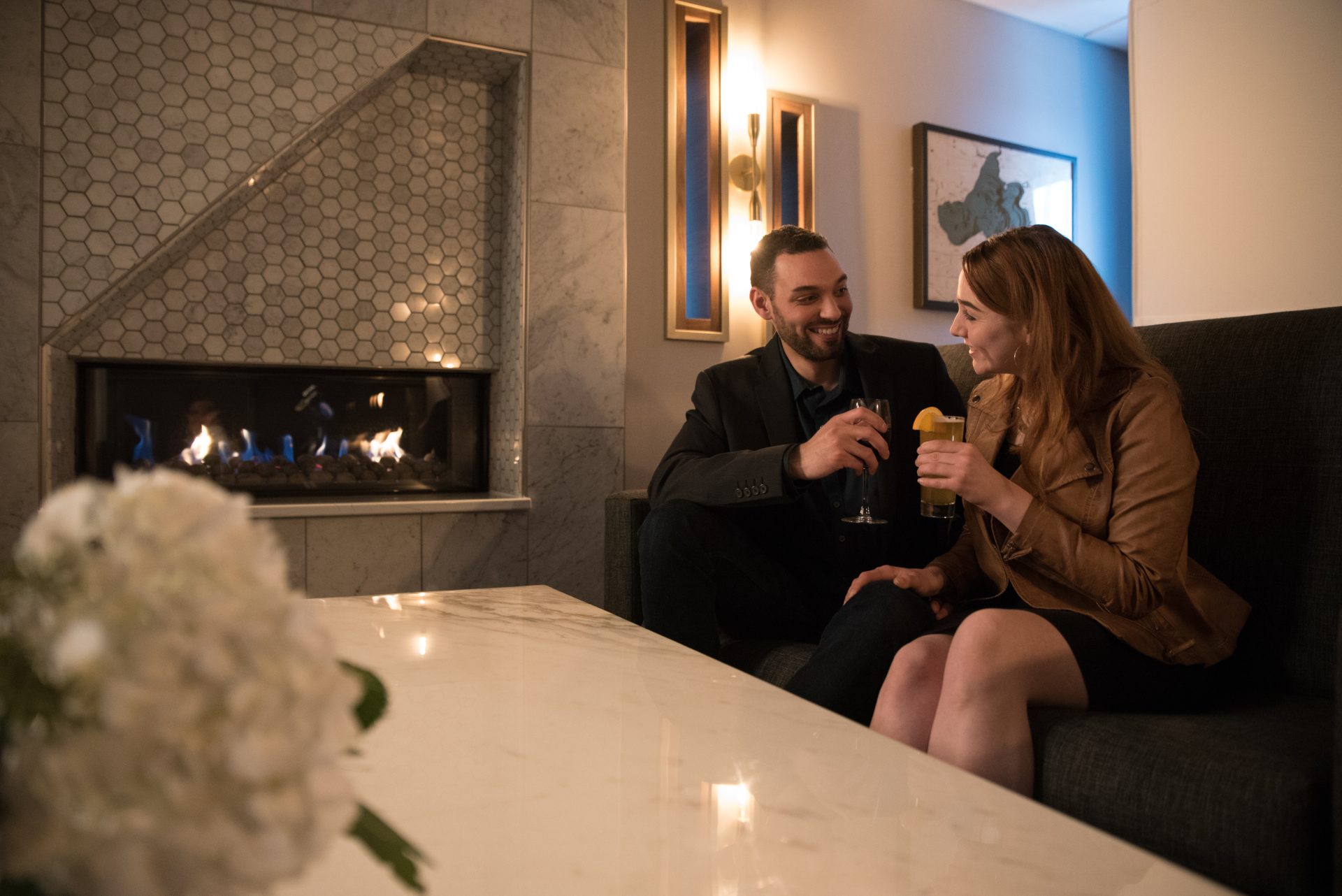 A couple enjoy drinks in the Governor's Club
